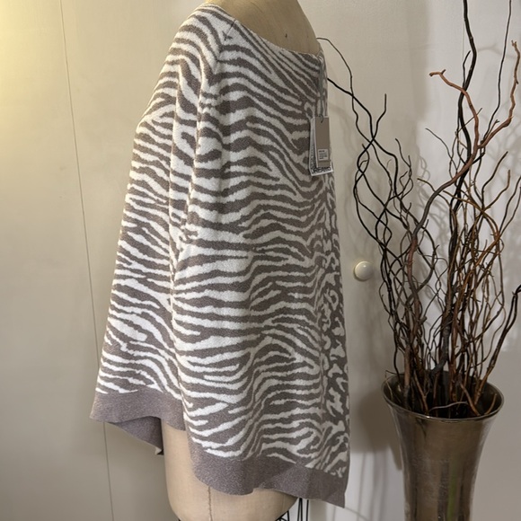 Barefoot dreams gray animal print shawl - Picture 3 of 7